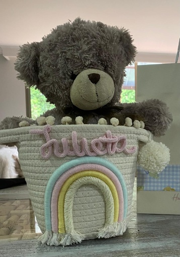 Canasto decorativo personalizado con arcoíris